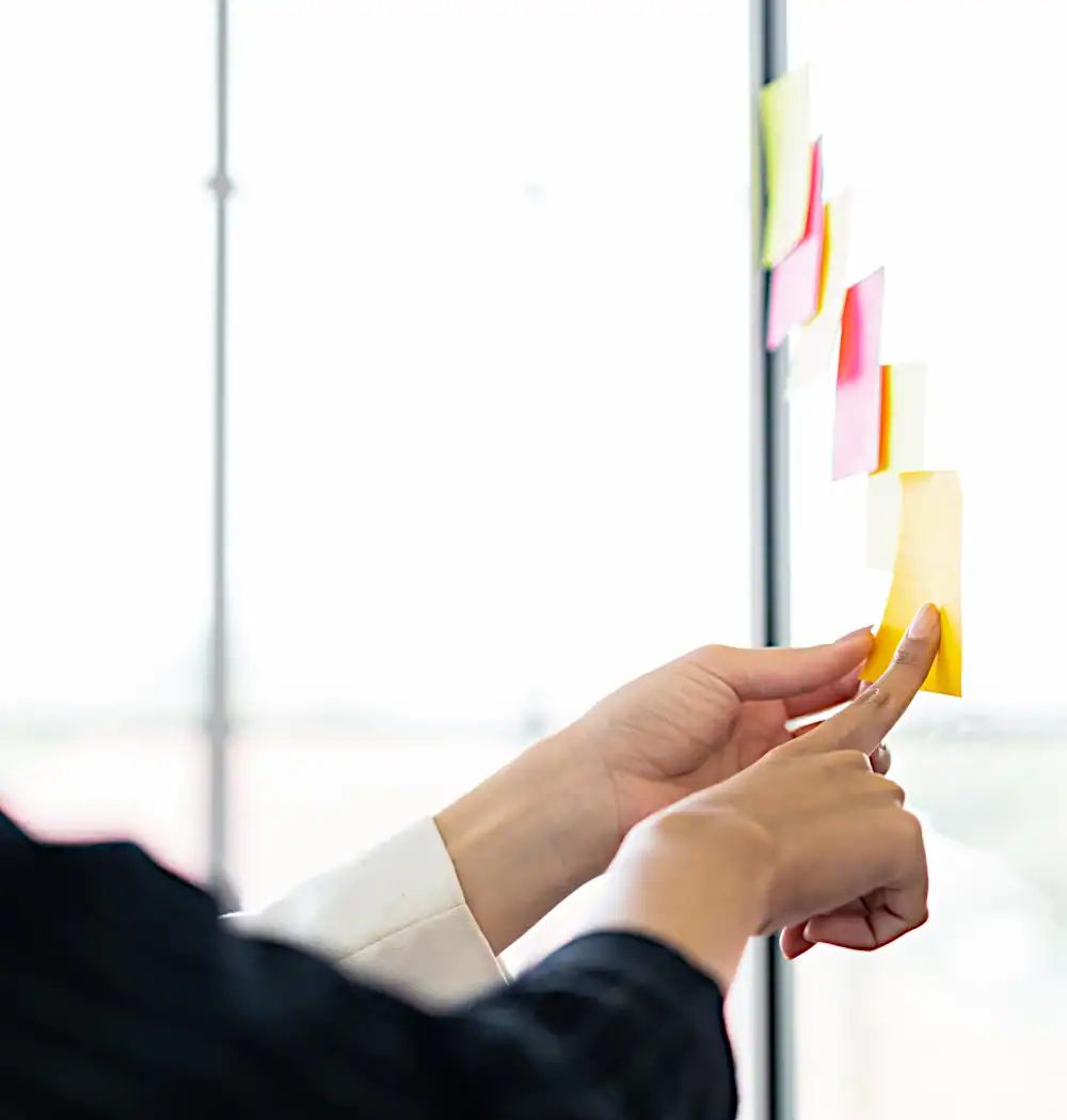 Website-Strategie-Meeting am Whiteboard